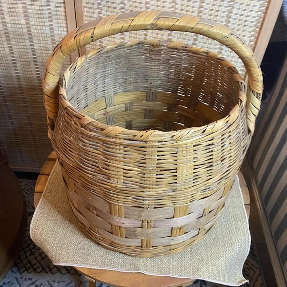 Vintage Basket - Picture 2 of 8